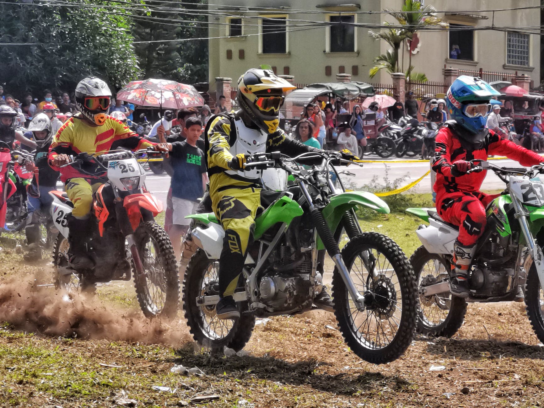 Une course de moto épique : les pilotes se disputent la victoire jusqu’au dernier virage